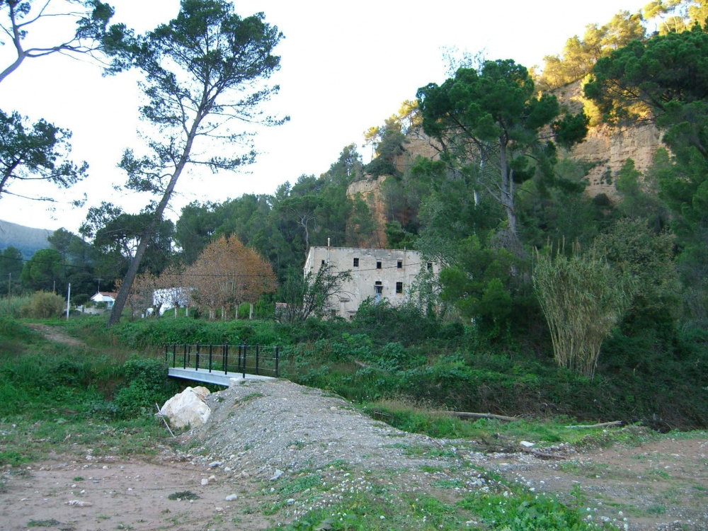 La passera de la Pineda amb la Fàbrica vella.JPG