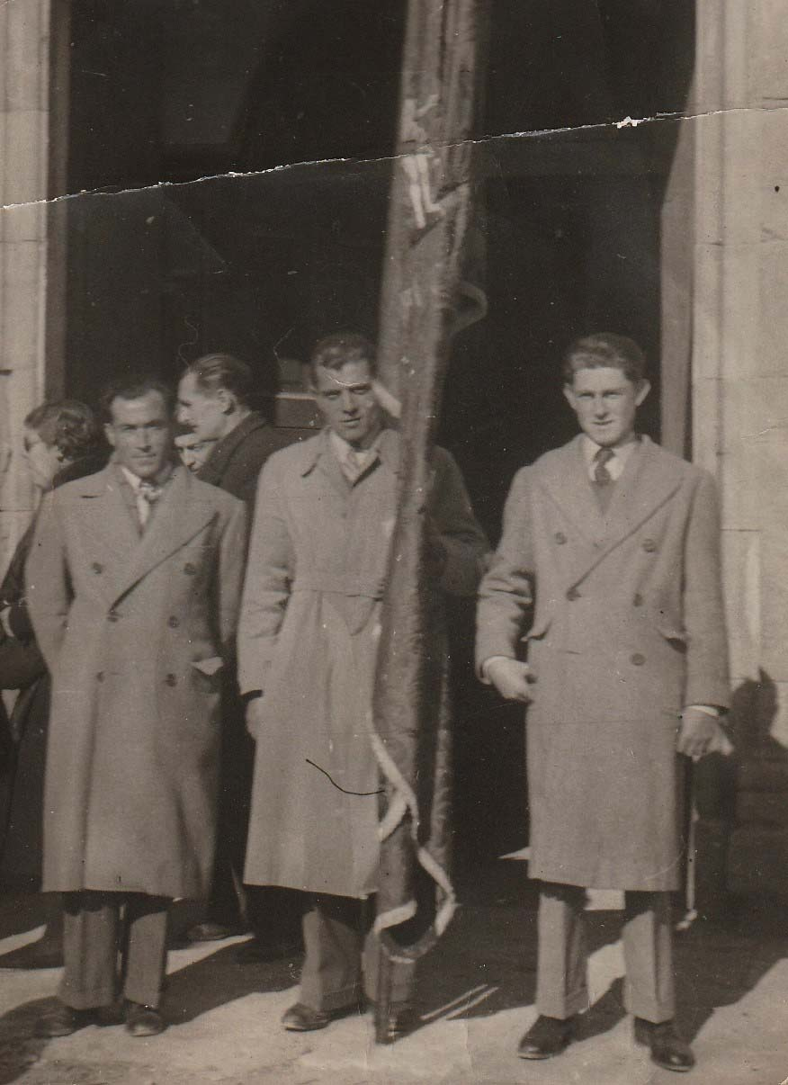 L'abanderat és el Joanito de cal Cremat i l'acompanyen el Pepet de can Borràs i el Tonet del Cantó.jpg