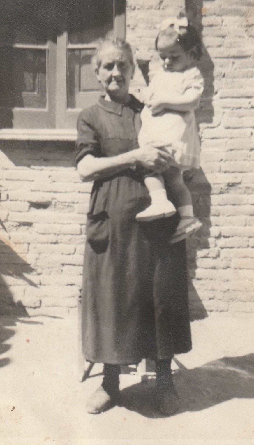 Marta de cal Valls amb la Glòria de cal Llorenç en braços.jpg