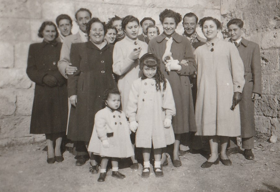 Mercè de cal Mericano, Tonet de ca la Mundeta, Peret i Cisqueta de cal Mericano, Anita de ca la Mundeta, Maria Gallego de cal Jan amagada darrere, Desconeguda, Nenes Gisela i Ivón de la Taverna, Miquel Soteras de la Costa amagat darrere, Manela de ca l'Emilia, Roser de la Taverna, Peret Samsó, Desconeguda, Desconegut.jpg