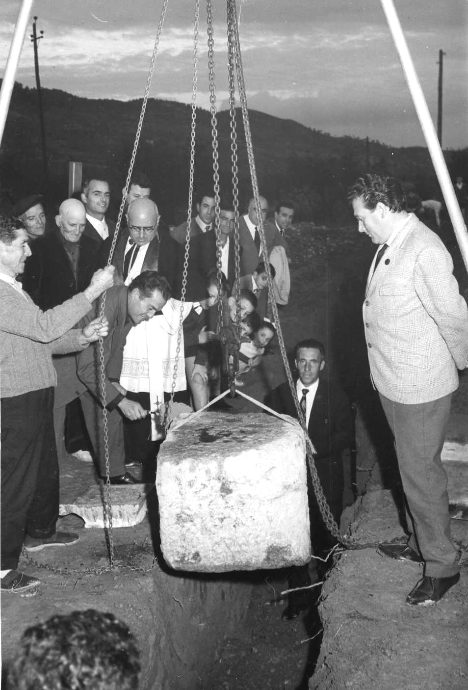 PRIMERA PEDRA SANT SEBASTIÀ 1963. Jaume del Cantó, Jaume de ca la Ció, Josep Ballesteros (Pepito de Sants), Mossèn Cucurull, Miquel de ca la Ció, Joan de can Borràs.jpg