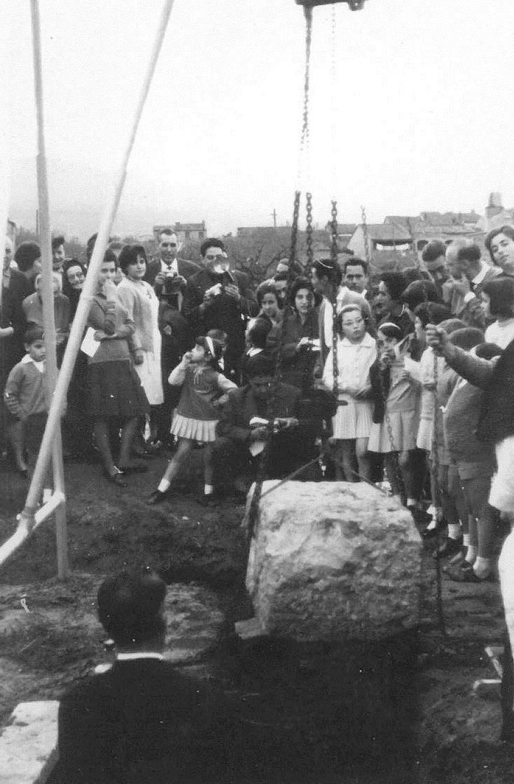 PRIMERA PEDRA SANT SEBASTIÀ 1963. Joan de can Borràs d'esquena i Josep Romeu (el senyoret) fent foto.jpg