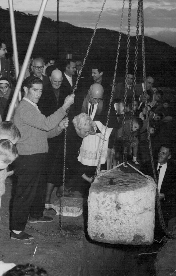 PRIMERA PEDRA SANT SEBASTIÀ 1963. Maribel de cal Climent, Jaume del Cantó, Maria de can Parellada, Josep Ballesteros (Pepito de Sants), Mossèn Cucurull, Joan de can Borràs.jpg