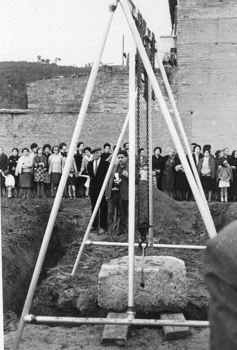 PRIMERA PEDRA SANT SEBASTIÀ 1963. Pepito xic Romeu, Antonia de ca la Marianga, Conxita de cal Sopes, Pilar de cal Sebastià.jpg