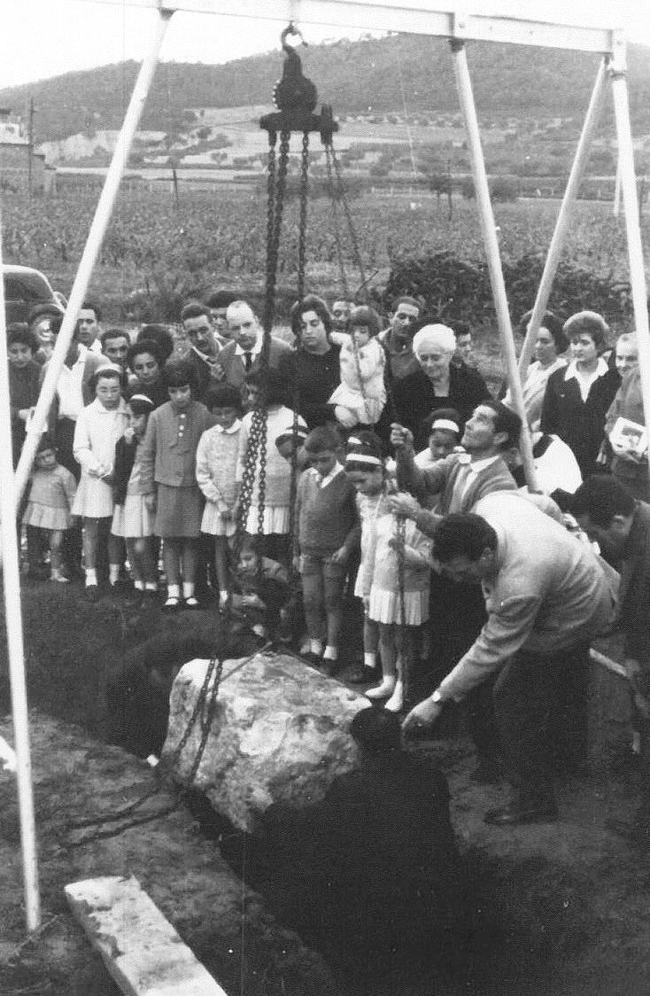 PRIMERA PEDRA SANT SEBASTIÀ 1963. Teresita de cal Torras, Tonet del Cantó.jpg