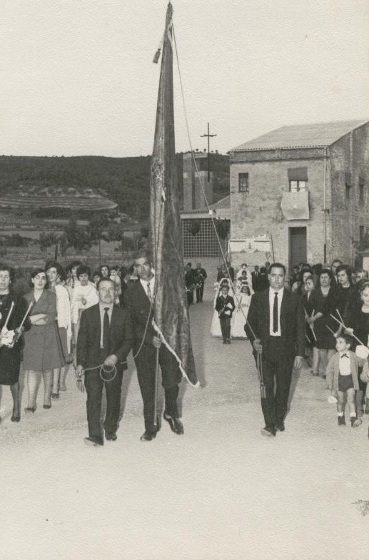 PROCESSÓ San Sebastià. L'Àngel de ca la Paulina i Joan de cal Rei amb el bordó de la bandera.jpg