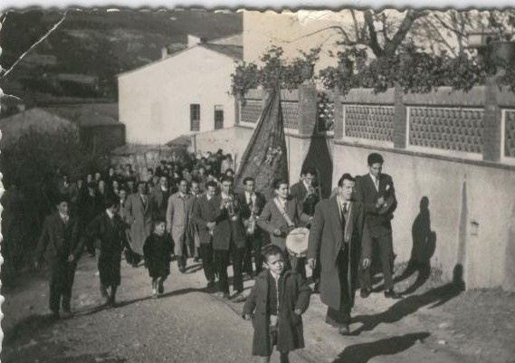 PROCESSÓ Sant Sebastià amb el Felicià de ca la Paulina en primer terme i l'Agustí de cal Bertomeu.jpg