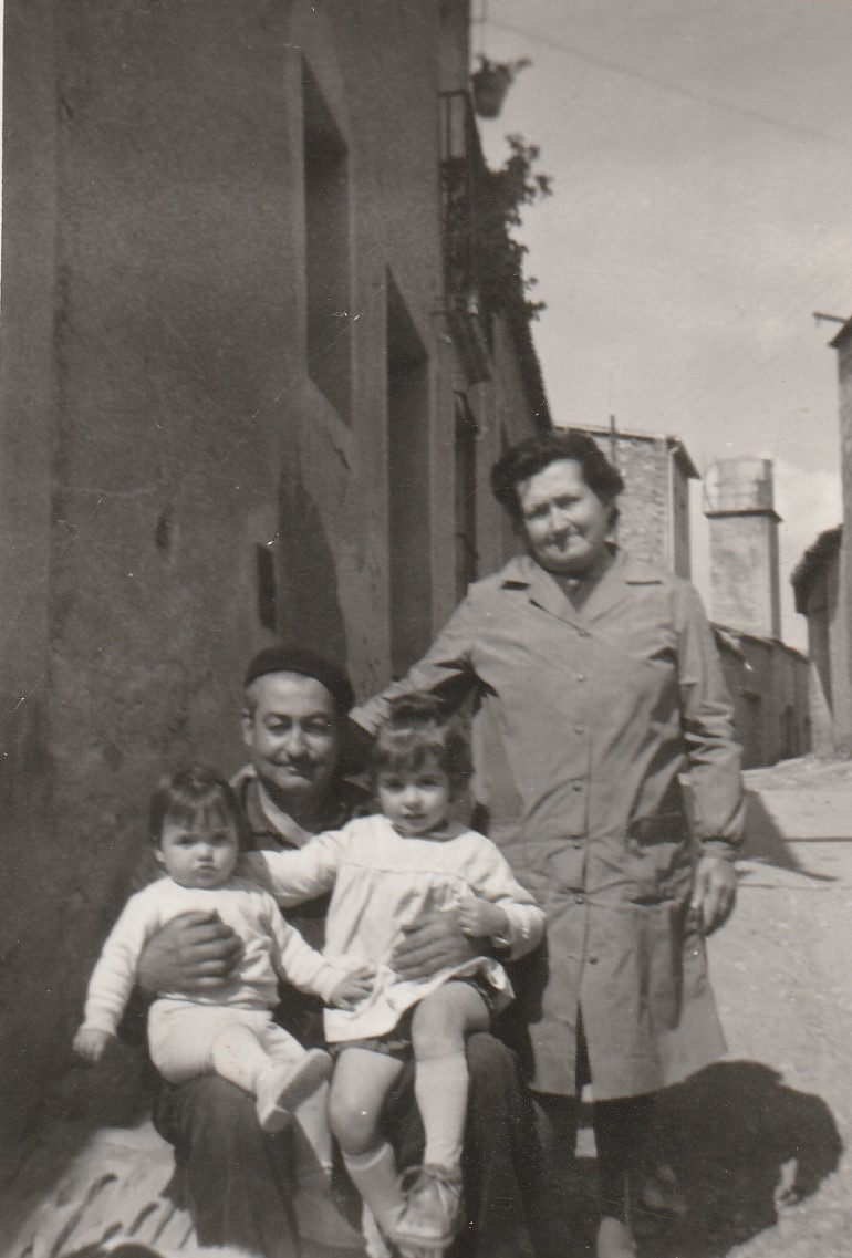 Pepet i Teresa de cal Llorenç amb les netes Glòria i Marta de ca la Glòria.jpg