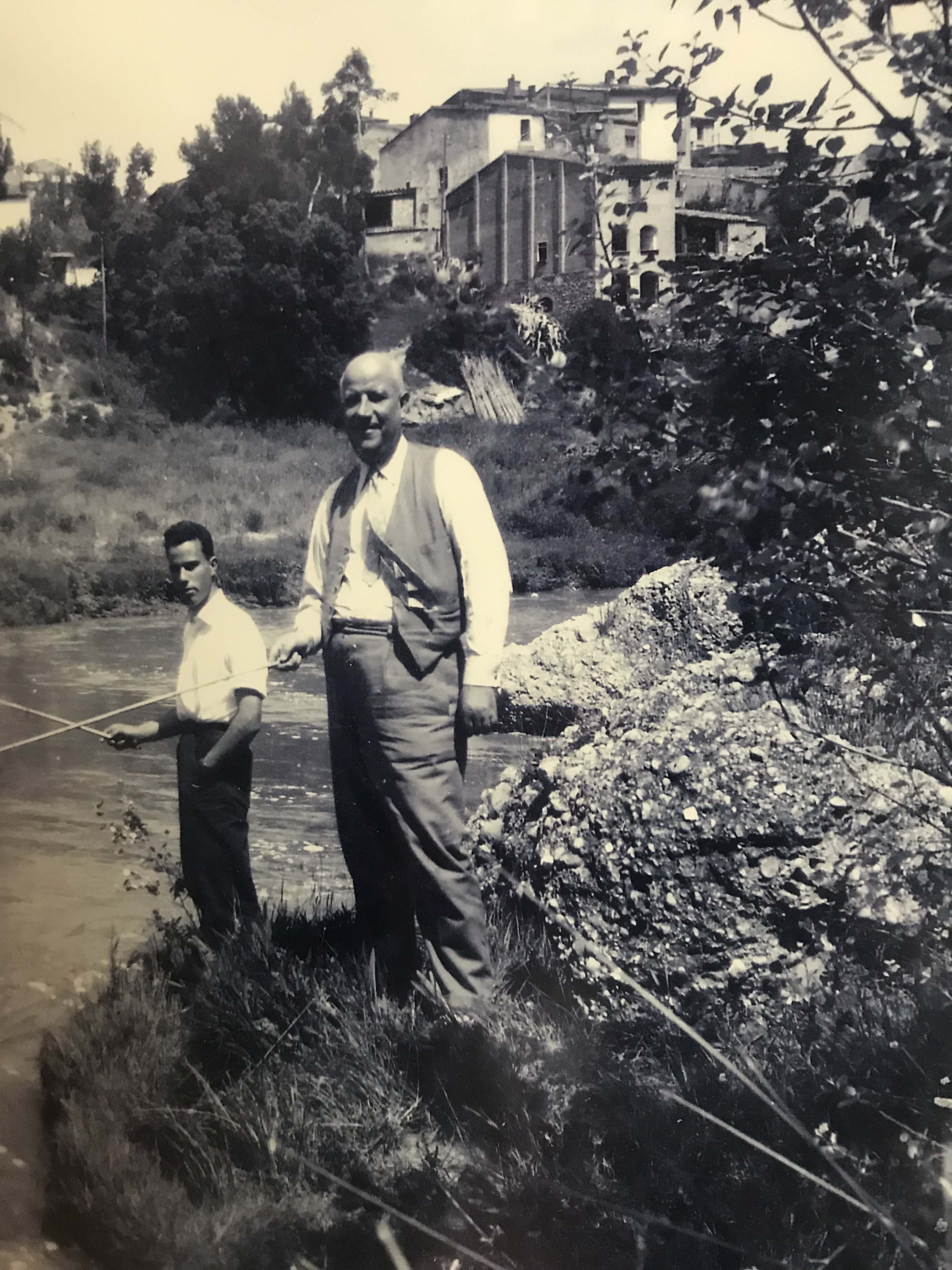 Pescant al riu Anoia. Magí Samsó de cal Magí i Josep Samsó de cal Costa als voltants de 1950.jpg