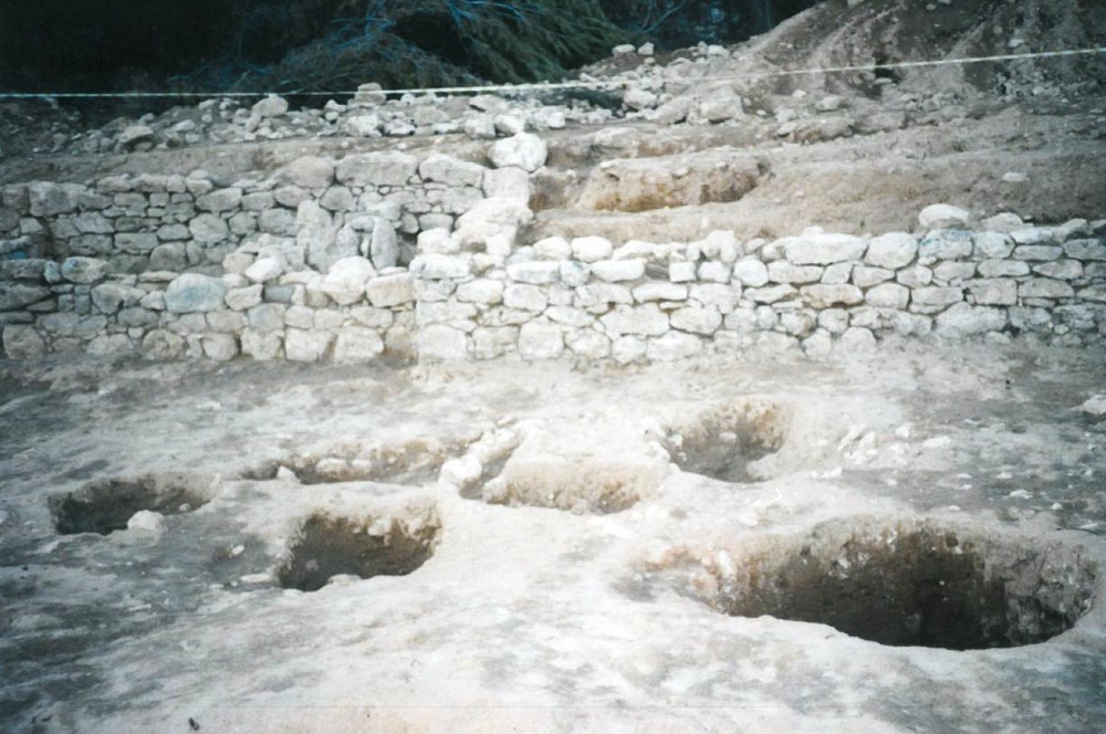 Poblat ibèric sota les Clivelleres exhumat i colgat per la C-15 Amb sitges.jpg