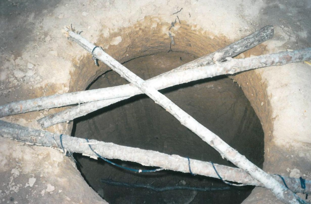 Poblat ibèric sota les Clivelleres exhumat i colgat per la C-15 Interior d'una sitja.jpg