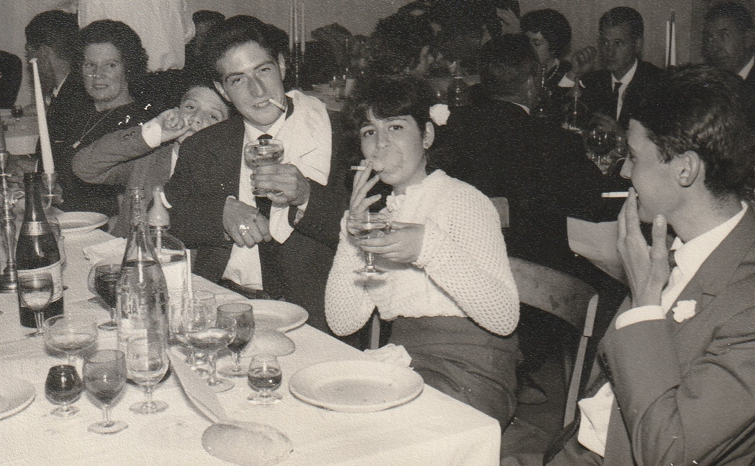 Potser el primer cigarret del Pere de ca la Borrassa, la Paquita de cal Lleis i el Josep de cal Llorenç.jpg