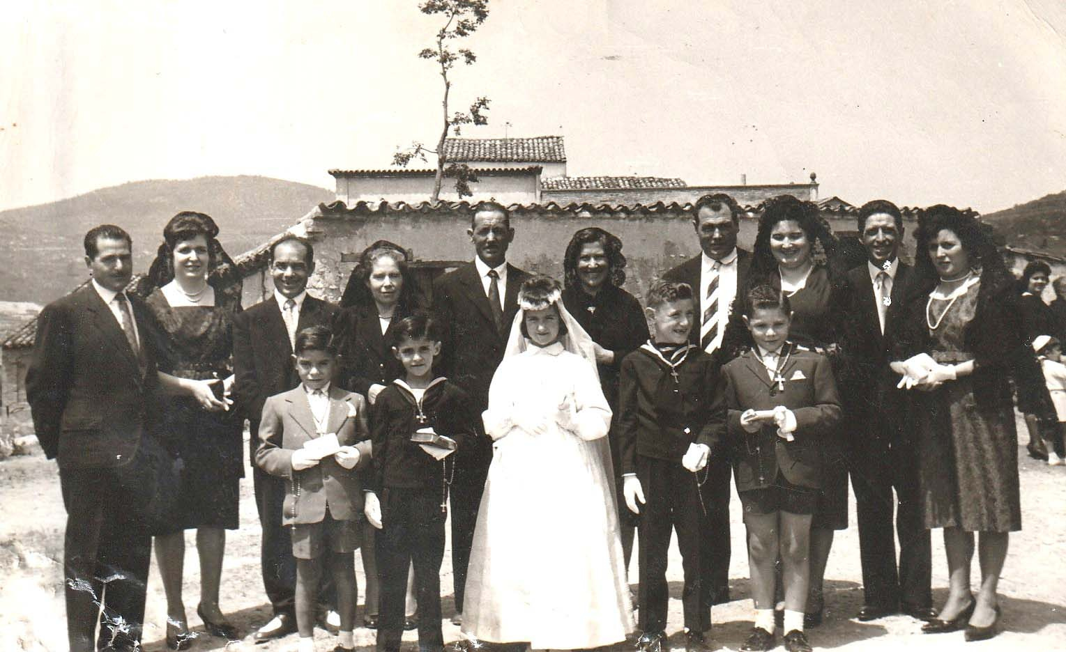 Primera-Comunio-el-1961.-Els-nens-son-en-Miquel-de-cal-Batisto-Carlos-de-ca-la-Mundeta-Paquita-Bayod-de-dalt-la-Costa-Jep-de-cal-Jep-i-Jaume-de-cal-Manares-i-els-pares-son-en-Jaume-i-Pepita-de-cal-Jep-Miquel-i-Engracieta-de-4328-3.jpg