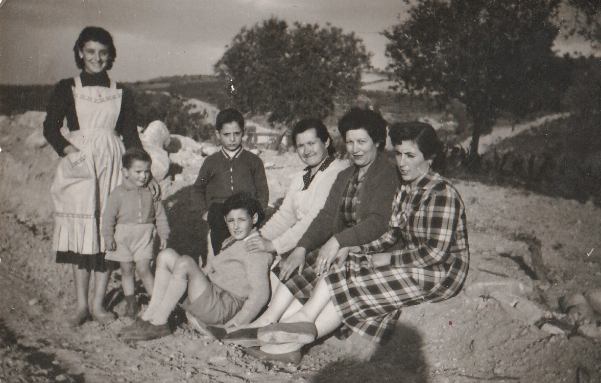 Roser de cal Lleis i Joan (Nan) de ca la Lola. Joan de cal Valls, Josep de cal Llorenç, Tereseta de cal Llorenç, Angeleta de cal Lleis i Lola de ca la Lola.jpg