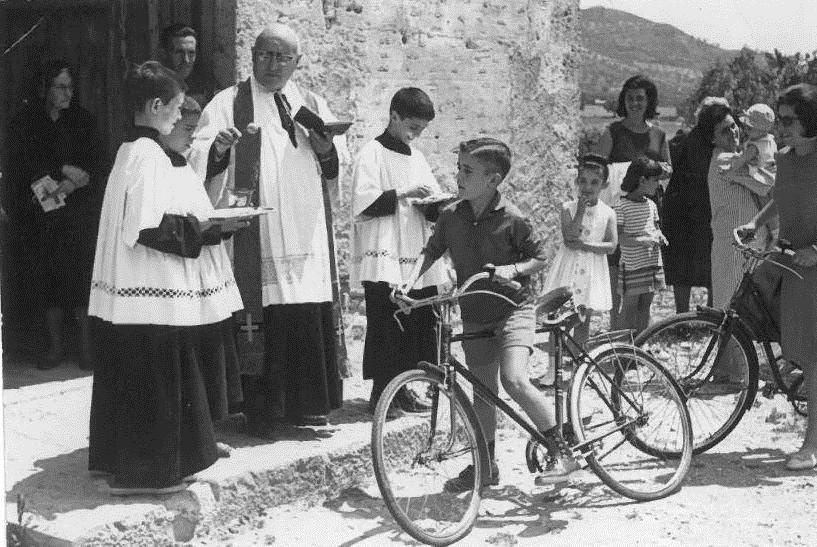 SANT CRISTÒFOL. Maria de la Fàbrica, Joan de can Borràs, Francesc de ca la Ció, Miquel de cal Batistó, Mossèn Cucurull, Carlos de ca la Mundeta, Felicià de ca la Paulina i Roser de ca l'Enric.jpg