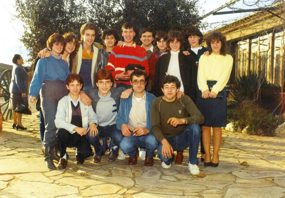 Santi de cal Selva, David de cal Peixeter, Miguelin de cal Codony, Josep (Xuri) de cal Jesús, Mª Àngels de cal Ros, Novia i Lluís de cal Peixeter, Glòria de cal Daniel, Josep de la Costa, Pere Carreras, Esther de cal Ros, MªTeresa de cal Ros, Gemma de cal Jesús, Concepció de cal Mericano.jpg