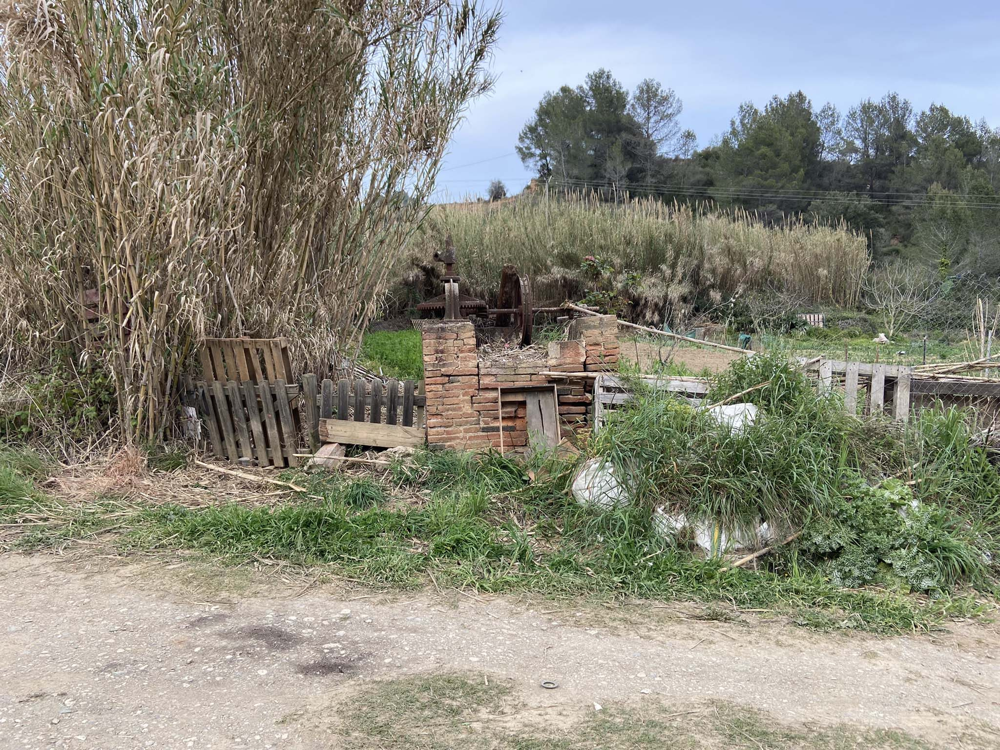 Sínia de tracció animal a la entrada dels horts de la riereta.jpg