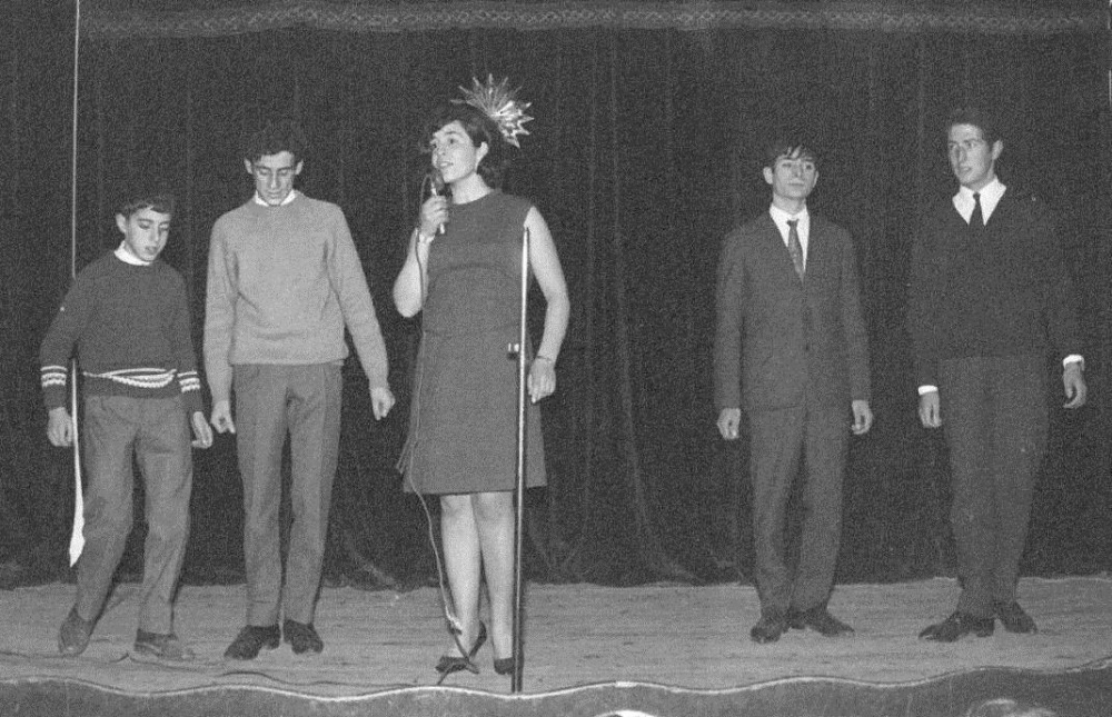 TEATRE 1967 Escala en HI-FI. Joan de cal Cremat, Josep Mª de can Borràs, Paquita de cal Lleis, Joan de cal Valls, Pere de ca la Borrassa.jpg