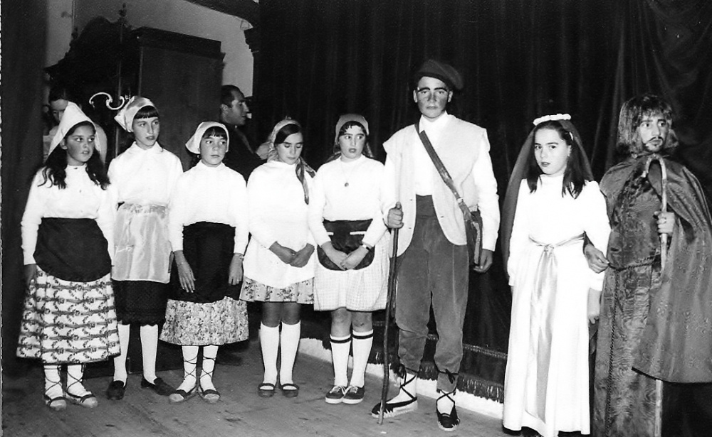 TEATRE 1968 Els Pastorets. Dolors de cal Pere Sec, Natalia de cal Grau, Roser de ca la Paulina, Anita de ca la Manela, Neus de cal Rei, Joan de cal Miqueló, Mª Àngels del Cantó, Desconegut i Mossèn Francesc pel darrere.jpg