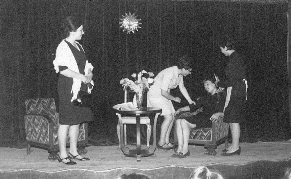 TEATRE. 1967 L'Antonia. Hortènsia de cal Pep, Magda de cal Rigol, Aurora de cal Valls, Mercè de cal Mericano.jpg