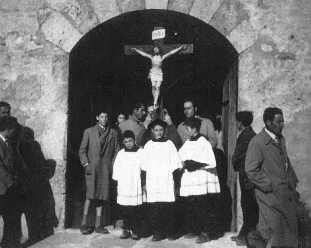 VIA CRUCIS El Crist surt de l'església. Prudencio de cal Sensu, Pere de ca la Borrassa, Joan de ca la Ció, Pere de ca la Marianga, Magí de cal Guixà, Jos.jpg