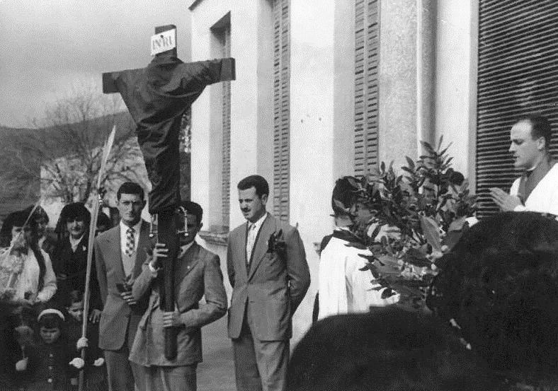 VIA CRUCIS Jesús és mort, es tapa la imatge. Ton de cal Ton de la Guitza, Emili de can Piquer, Josep de cal Selva.jpg