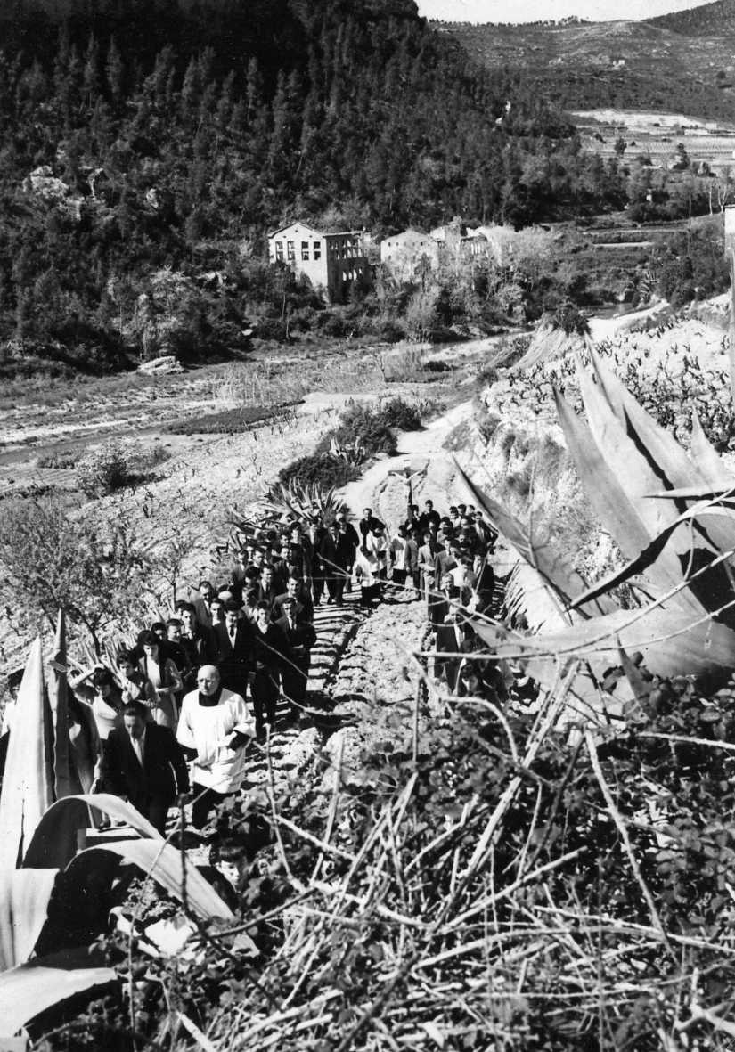 VIA CRUCIS poble amunt amb la vista de la riera i el Molí.jpg