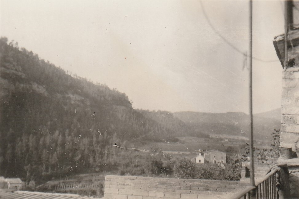 Vista de can Torras (ca la Florinda) i l'ermita de Sant Miquel des del terradet de cal Costa.jpg